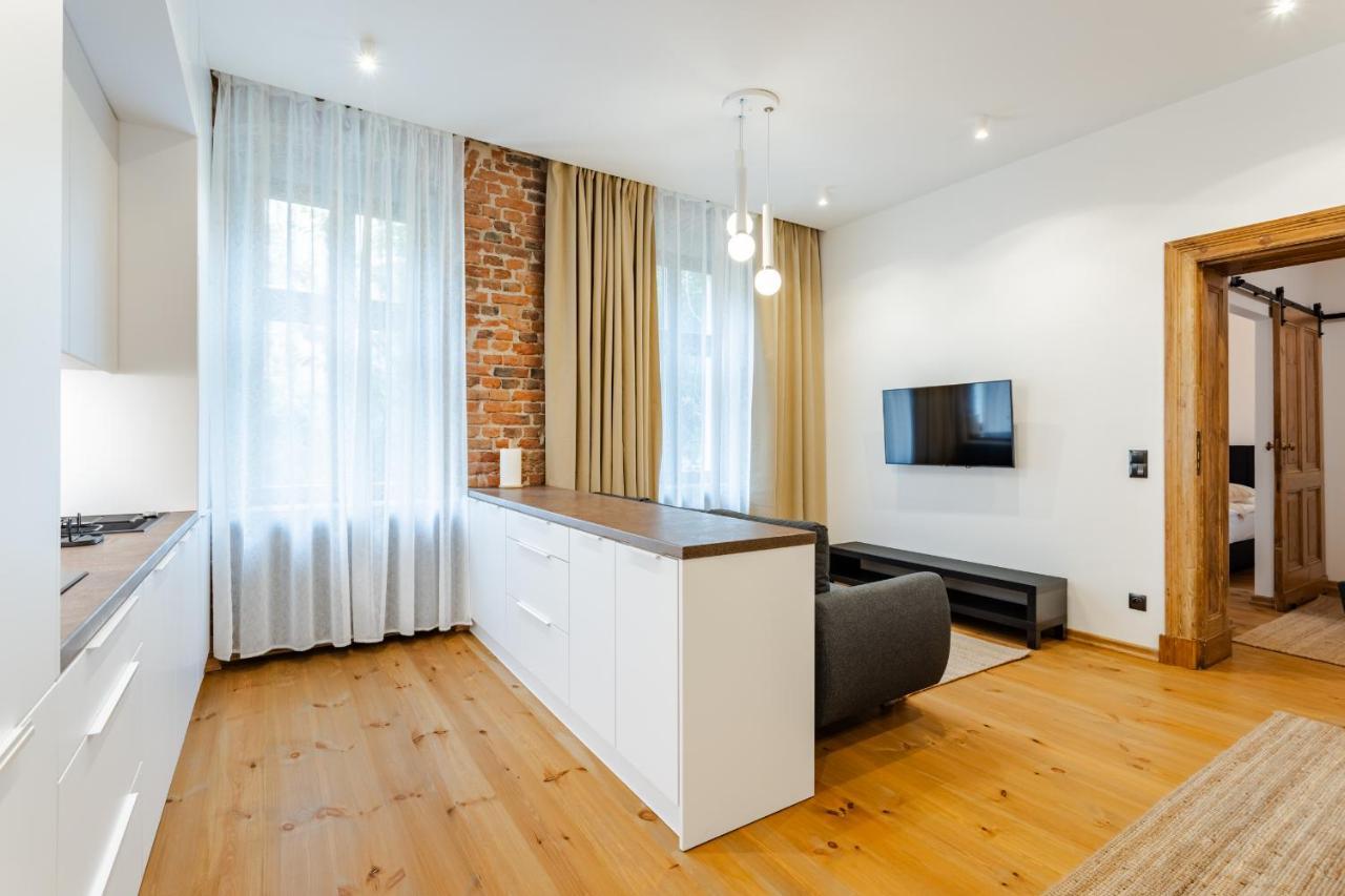 Two Bedroom Very Berry Apartment In Poznan With Desk By Noclegi Renters Ngoại thất bức ảnh