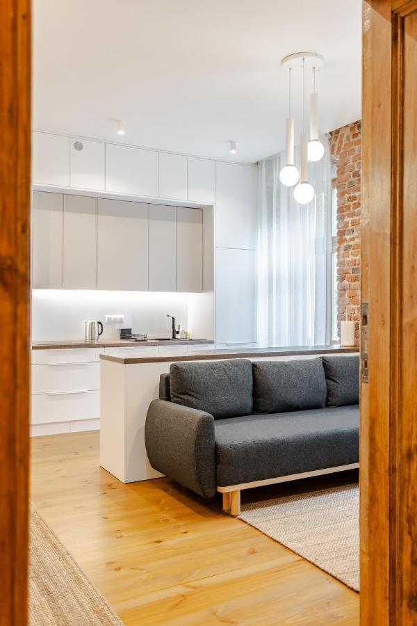 Two Bedroom Very Berry Apartment In Poznan With Desk By Noclegi Renters Ngoại thất bức ảnh