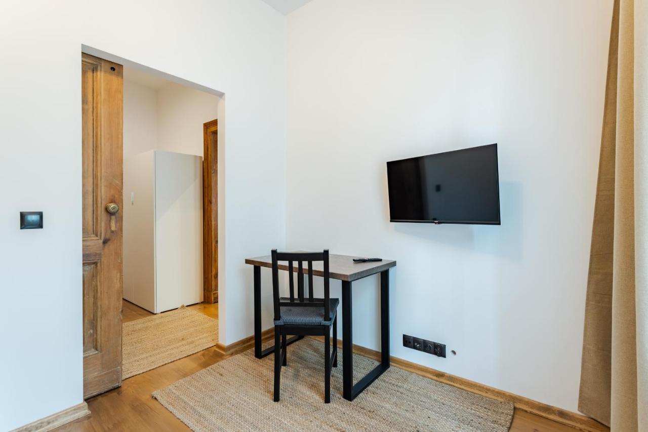 Two Bedroom Very Berry Apartment In Poznan With Desk By Noclegi Renters Ngoại thất bức ảnh