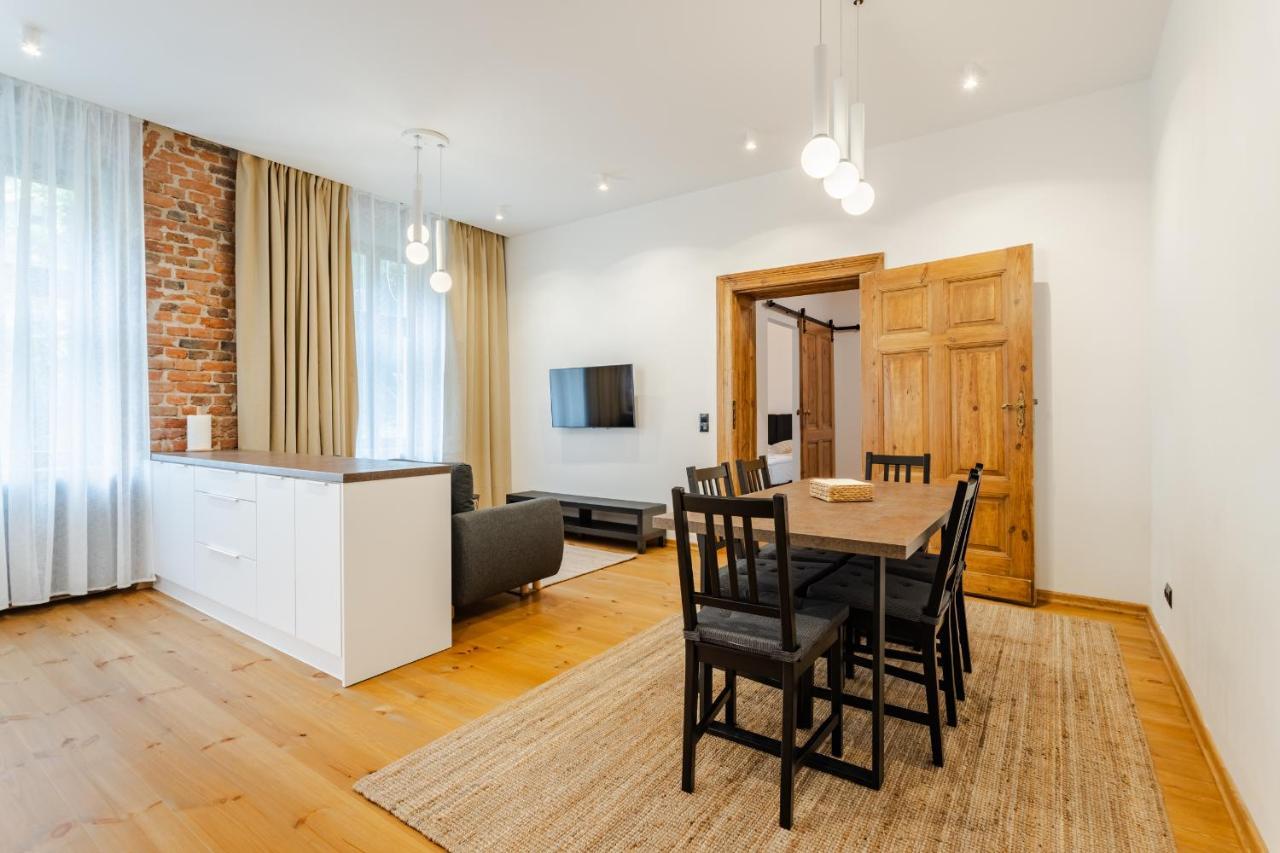 Two Bedroom Very Berry Apartment In Poznan With Desk By Noclegi Renters Ngoại thất bức ảnh