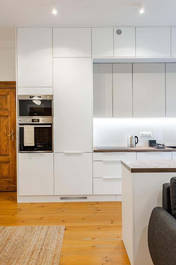 Two Bedroom Very Berry Apartment In Poznan With Desk By Noclegi Renters Ngoại thất bức ảnh