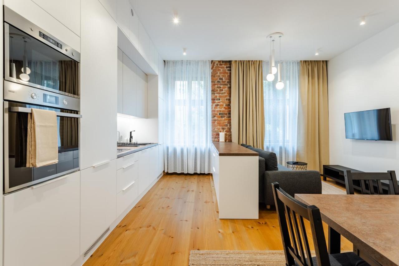Two Bedroom Very Berry Apartment In Poznan With Desk By Noclegi Renters Ngoại thất bức ảnh
